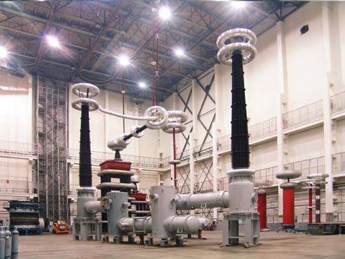 2008年4月，國內(nèi)首臺特高壓開關(guān)設備在西電集團成功通過全部容量試驗